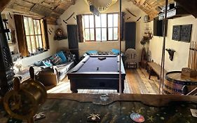 Coed Y Ddraig - Themed 3 Bedroom Cottage, With Bar & Pool Table